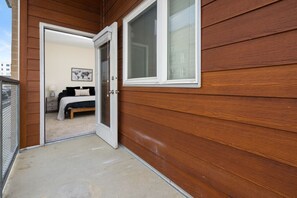 2 bedrooms, iron/ironing board, WiFi, bed sheets - Gorgeous 2 Bed 2 Bath Apartment (Columbus)
