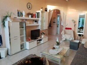 Een televisie en een stereo