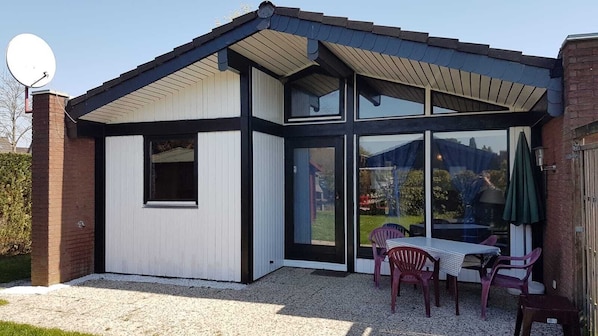 Outdoor dining - Ebenerdiger Reihenendbungalow mit Eingezäunten Grundstück in Fedderwardersiel (Butjadingen)