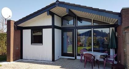 Ebenerdiger Reihenendbungalow mit Eingezäunten Grundstück in Fedderwardersiel