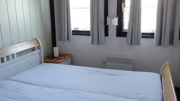 2 habitaciones, tabla de planchar con plancha y cuna de viaje