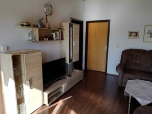 TV, stereo - Ebenerdiger Reihenendbungalow mit Eingezäunten Grundstück in Fedderwardersiel (Butjadingen)