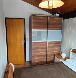 2 bedrooms, iron/ironing board, travel cot, free WiFi