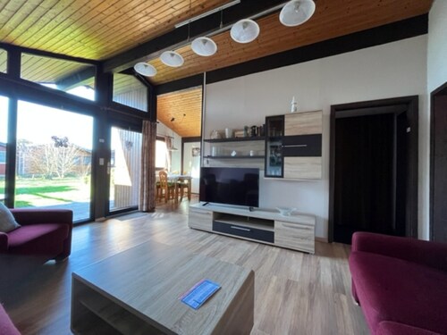 Modernes Studiohaus WÖLTE mit überdachter Terrasse und Garten in Butjadingen