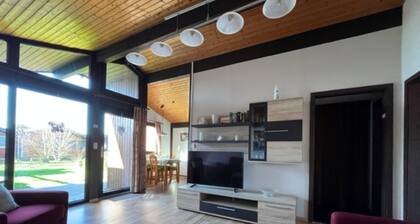 Modernes Studiohaus WÖLTE mit überdachter Terrasse und Garten in Butjadingen