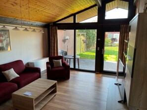 Una televisión, un reproductor estéreo