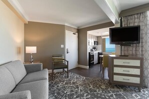 Living area - Ocean View Queen Suite Accessible 2nd Floor (Myrtle Beach)