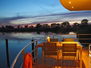 Outdoor dining - Floating 44 Schwimmendes Ferienhaus für den Besonderen Urlaub auf dem Wasser (Ueckermünde (Seebad))