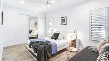 3 bedrooms, iron/ironing board, travel crib, WiFi (free)