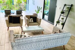 Terrace/patio - Trinity Beach Breeze- Luxury Pavilion-Style Villa | Private Pool & Mountain Views | Walk to Beach (Trinity Beach)