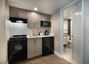 冷蔵庫、電子レンジ、オーブン、コンロ