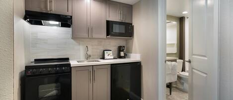 冰箱、微波炉、烤箱、炉灶