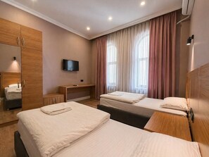 Comfort Twin Room | Desk, laptop workspace, free WiFi, bed sheets - Beşiktaş Çarşı Pansiyon (Istanbul)