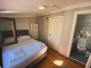 Economy Room | Desk, laptop workspace, free WiFi, bed sheets - Beşiktaş Çarşı Pansiyon (Istanbul)