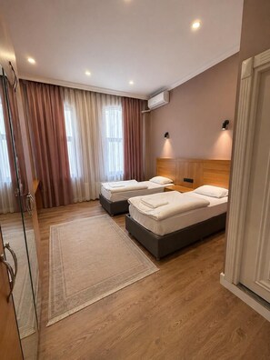 Comfort Twin Room | Desk, laptop workspace, free WiFi, bed sheets - Beşiktaş Çarşı Pansiyon (Istanbul)