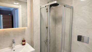 Chambre Double Standard, 1 grand lit | Salle de bain | Serviettes fournies