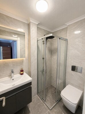 Standard Double Room, 1 Queen Bed | Bathroom | Towels - Beşiktaş Çarşı Pansiyon (Istanbul)