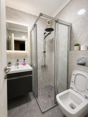 Comfort Twin Room | Bathroom | Towels - Beşiktaş Çarşı Pansiyon (Istanbul)