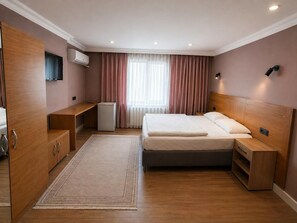 Standard dubbelrum - 1 queensize-säng | Skrivbord, arbetsyta för laptop, gratis wi-fi och sängkläder