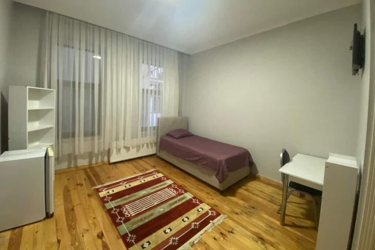 Chambre simple de base | Bureau, espace de travail pour ordinateurs portables