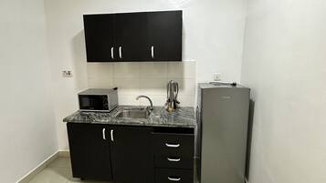 Refrigerador, microondas, parrilla de estufa y tetera eléctrica