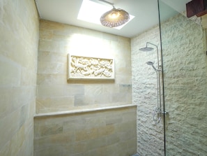 Villa Deluxe, 1 habitación, alberca privada, vista a la alberca | Baño | Pantuflas 