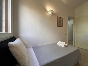 2 makuuhuonetta, silitysrauta/-lauta, vauvan matkasänky, ilmainen Wi-Fi