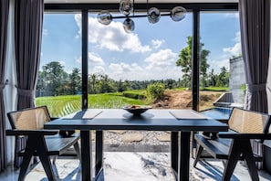 Exclusive Villa, Private Pool, Valley View | Makan dalam bilik