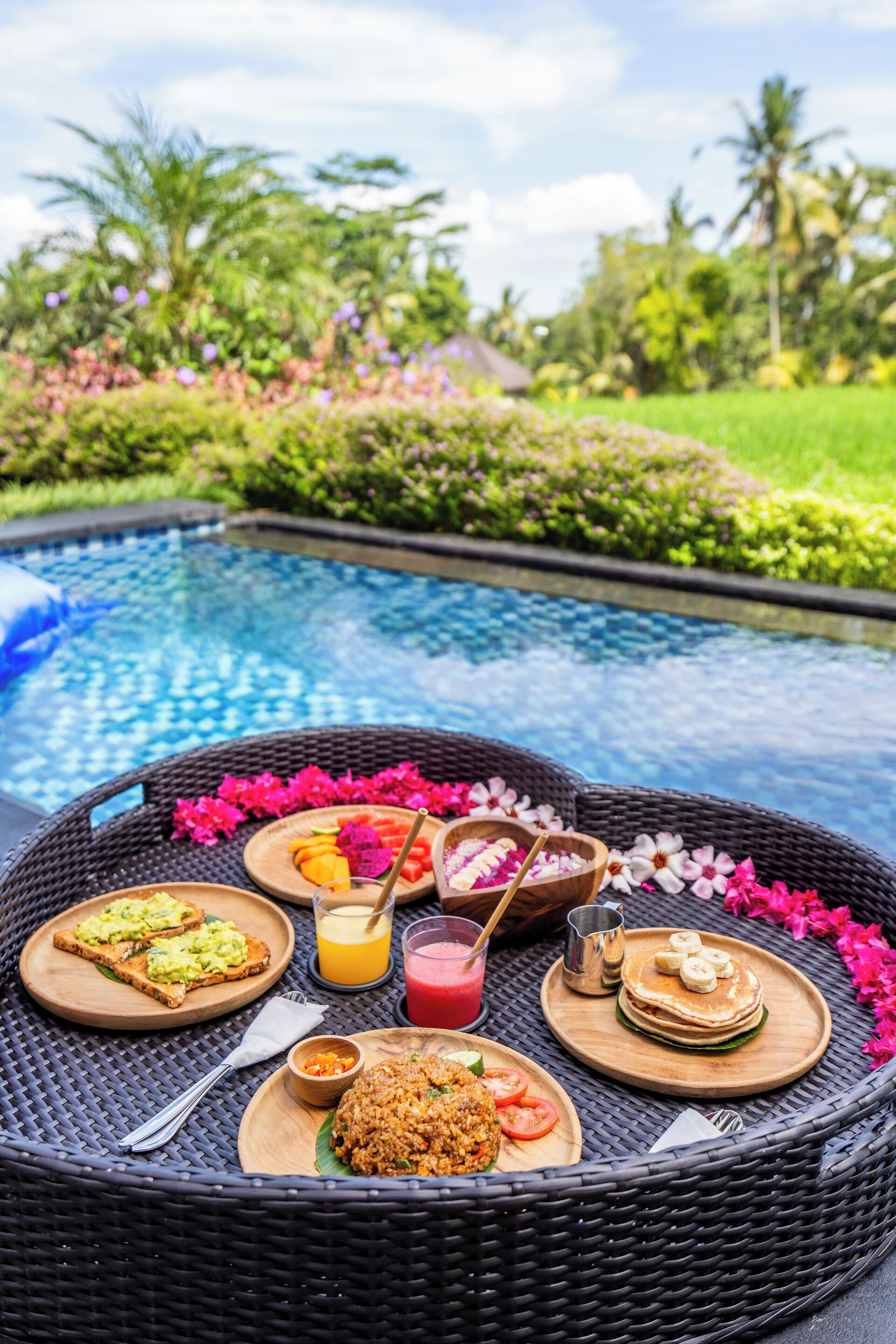 室外游泳池，池畔遮阳伞，日光浴躺椅
