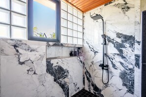 Shower, free toiletries, hair dryer, bathrobes - Maple Ridge Ubud Villas (Ubud)