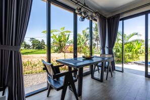 익스클루시브 빌라, 침실 1개, 전용 수영장, 정원 전망 | 객실 내 식사 공간
