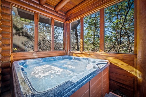 SummerSpecial! 5 mins to Dollywood ~Arcade~Hot Tub~Fireplace~Indoor Heated Pool!
