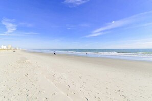 On the beach - Oceanfront Dream w Huge Balcony 3 Baths and Pool (North Myrtle Beach)