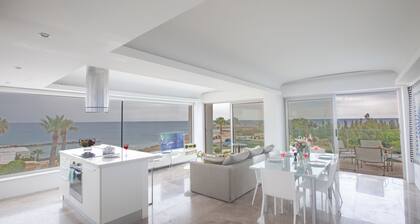 An apartment that sleeps 5 guests in 2 bedrooms