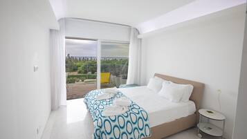 2 間睡房、房內夾萬、熨斗/熨衫板、可攜式嬰兒床