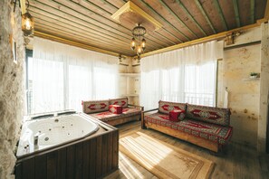 Rom – deluxe, badekar, hageutsikt | Sengetøy av topp kvalitet, lydisolert, wi-fi (inkludert) og sengetøy