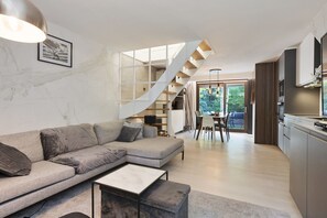 Téléviseur connecté, lecteur de DVD, livres