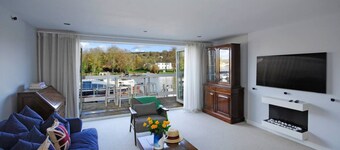 The Oars - Riverfront Property - From 300 Per Night