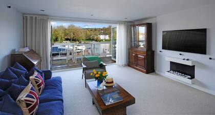 The Oars - Riverfront Property - From 300 Per Night