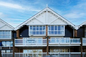 House - The Oars - Riverfront Property - From 300 Per Night (Henley-on-Thames)