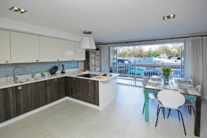 House | 3 bedrooms - The Oars - Riverfront Property - From 300 Per Night (Henley-on-Thames)