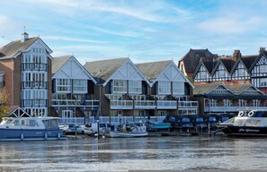House - The Oars - Riverfront Property - From 300 Per Night (Henley-on-Thames)