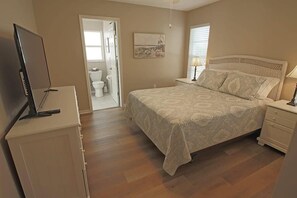 4 bedrooms, desk, iron/ironing board, WiFi - Sunshine Retreat: with SW Facing Pool #36 (Rotonda West)