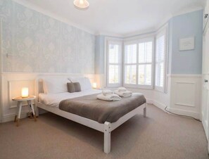 4 bedrooms, iron/ironing board, travel crib, WiFi - 4 Bed Beach House|Pool table&Parking - By Tempstay (Suffolk)