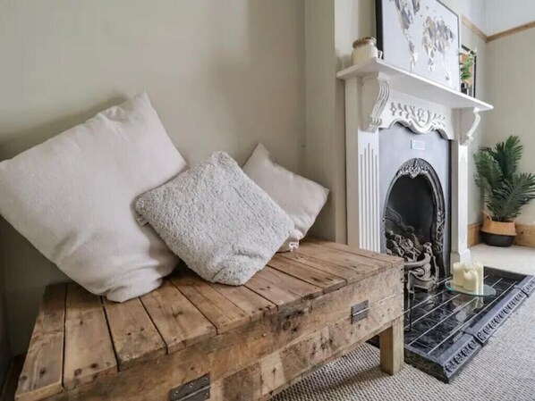 Interior - Beautiful 4 Bed Beach House - Pool table & Parking (Suffolk)