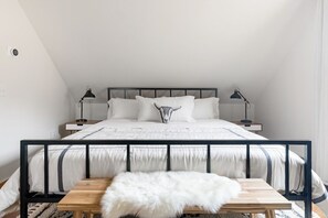 2 dormitorios y tabla de planchar con plancha