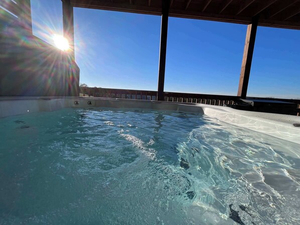 Outdoor spa tub - Sunset Ridge- Natural Bridge, Sunset View, Hot Tub (Rogers)