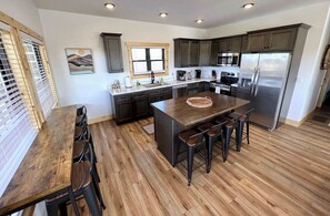 Fridge, microwave, oven, stovetop - Sunset Ridge- Natural Bridge, Sunset View, Hot Tub (Rogers)