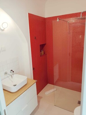 Dusche, Haartrockner, Handtücher, Seife