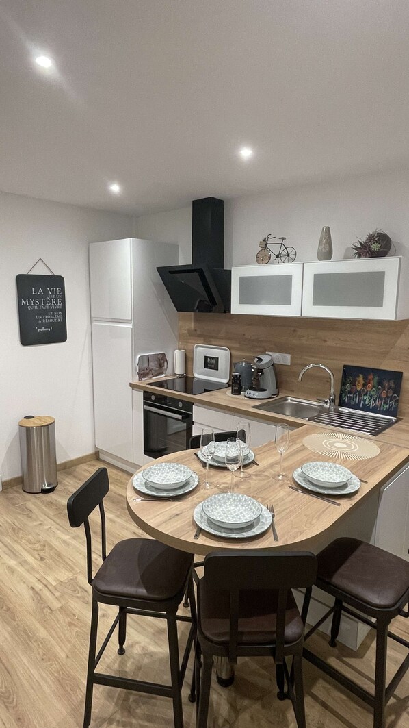 Fridge, microwave, oven, stovetop